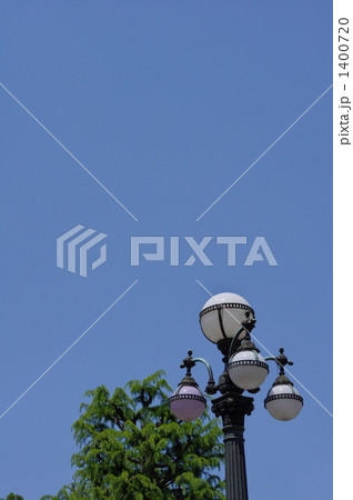 青空と街灯 1400720