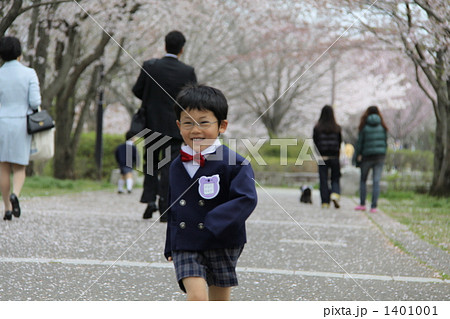 男の子 制服 入園式の写真素材 男の子 制服 入園式の写真素材