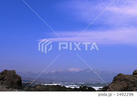 えりも岬海岸から見た日高山脈 1402296