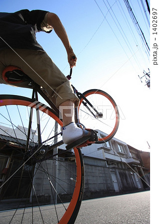 自転車 ウイリー ピストの写真素材