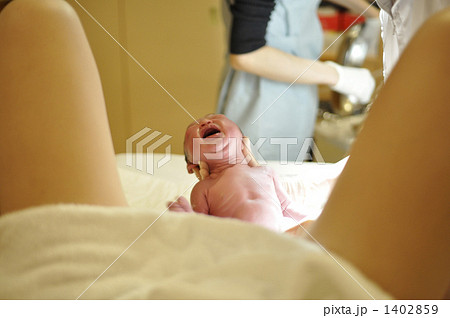 出産の瞬間の写真素材