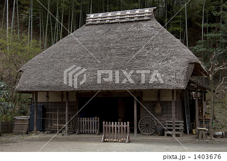 わらぶき屋根の納屋の写真素材 [1403676] - PIXTA