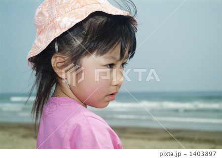 海を見つめる女の子 1403897