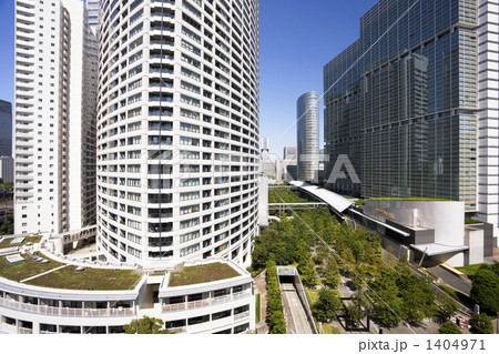品川駅前の高層ビル街 1404971