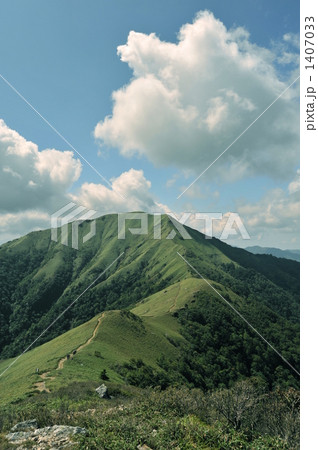 剣山から眺める次郎笈 1407033