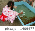 夏祭りの金魚すくい 1409477