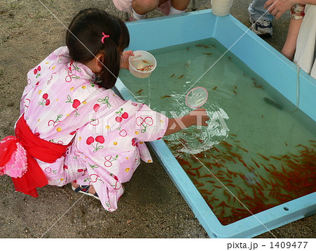 夏祭りの金魚すくい 1409477