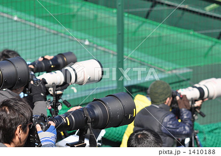 スポーツカメラマンたちの望遠レンズの写真素材 [1410188] - PIXTA