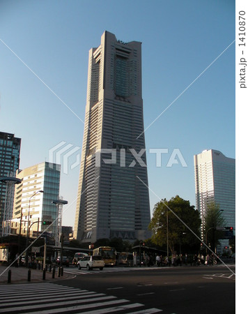 ランドマークタワーを見上げる 1410870