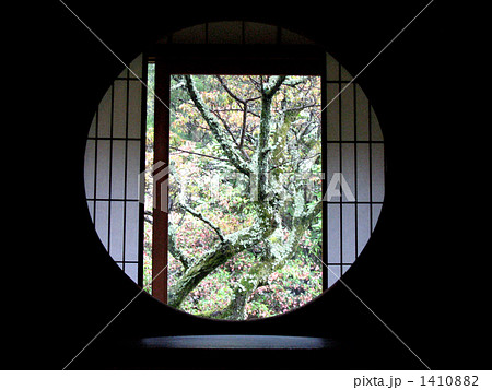 丸窓 障子 和室の写真素材