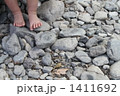 裸足で川原を歩いている子供 1411692