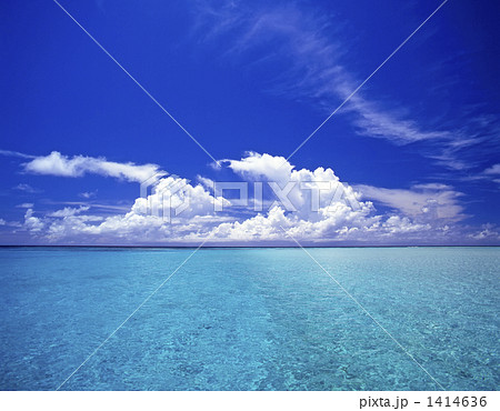 海と入道雲の写真素材