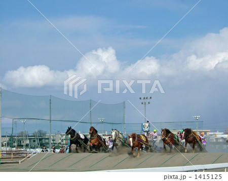 ばんえい競馬（障害物を登る） 1415125