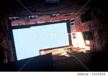 中世の街並から見る空。 中世の街並から見る空。 1415834