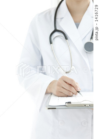 カルテに記入する医師 1416729