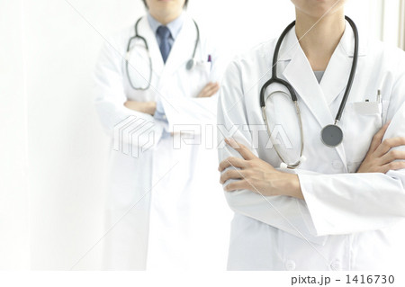腕組みをする男女の医師 1416730