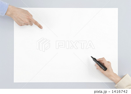 メッセージボードと記入する手 メッセージボードと記入する手 1416742