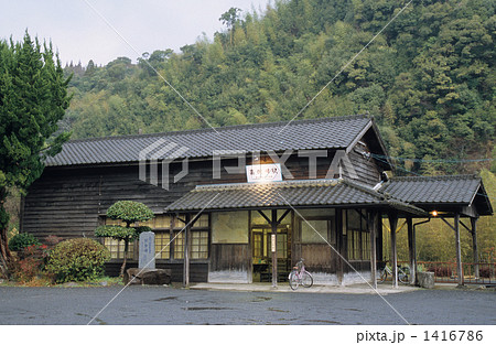 築100年を越えた嘉例川駅の木造駅舎 築100年を越えた嘉例川駅の木造駅舎 1416786