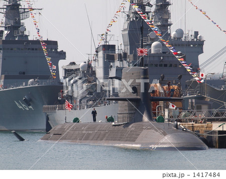 海軍艦船　日章旗　少年倶楽部 海上自衛隊の「潜水艦」（憲法記念日） 日の丸 日章旗 呉の写真素材