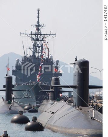 海上自衛隊の 潜水艦 憲法記念日 呉 戦艦 日の丸 広島 日章旗の写真素材