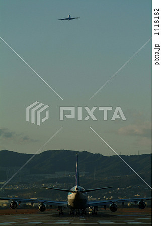離陸前と直後のB747 離陸前と直後のB747 1418182