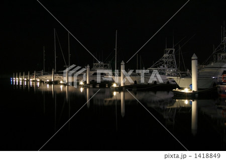 夜のヨットハーバー 1418849