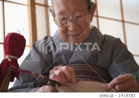 陽だまりの中の針仕事 陽だまりの中の針仕事 1419382