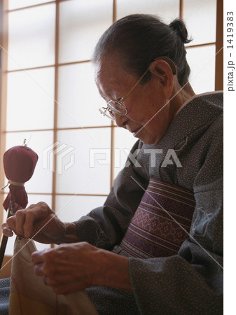 陽だまりの中の針仕事 陽だまりの中の針仕事 1419383
