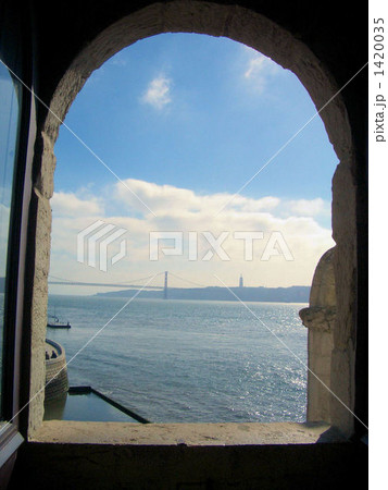 ベレンの塔の小窓からテージョ川を望む ベレンの塔の小窓からテージョ川を望む 1420035