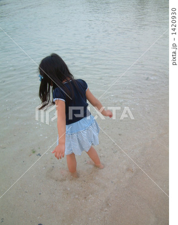 白い砂浜で遊ぶ女の子 1420930