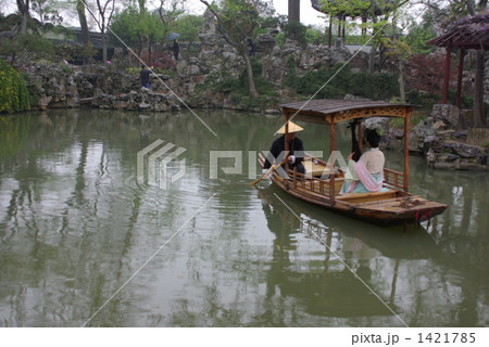 中国庭園の湖上で琵琶を演奏する女性 中国庭園の湖上で琵琶を演奏する女性 1421785