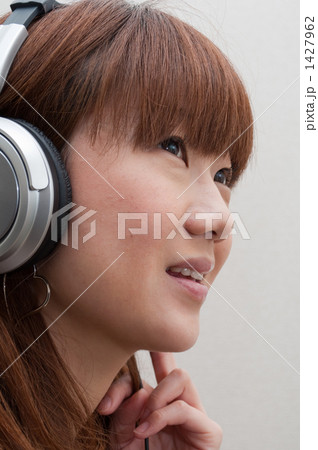 ヘッドフォンの若い女性 1427962