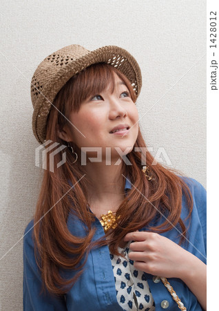 麦わら帽子の若い女性 麦わら帽子の若い女性 1428012