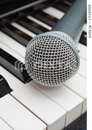 ピアノ鍵盤の上のマイク 1428066