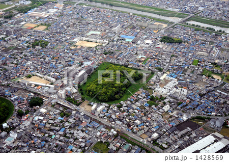 藤井寺市の前方後円墳を空撮 1428569