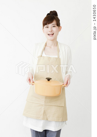 お鍋を持つ若い女性 お鍋を持つ若い女性 1430650