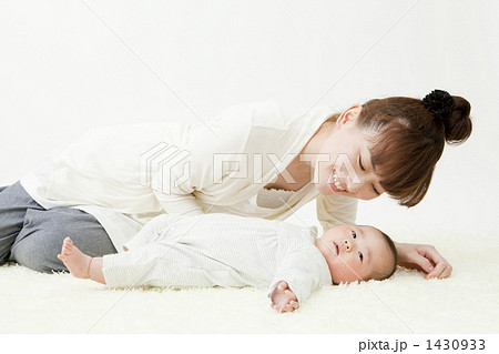 寝転ぶ赤ちゃんとママ 1430933
