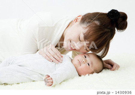 寝転ぶ赤ちゃんとママ 1430936