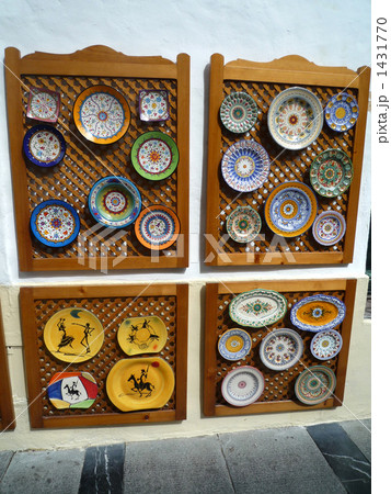 ゼラニウムの咲く花の小道のみやげ物屋で見つけた陶磁器 1431770