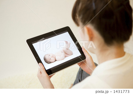 タブレットを持つ女性 1431773