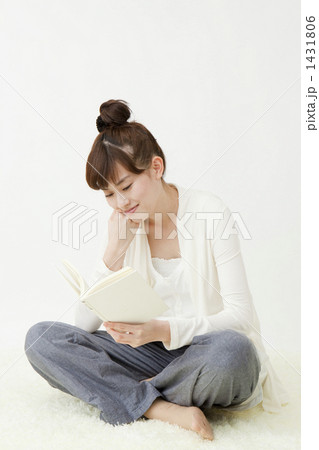 あぐらで読書する女性 あぐらで読書する女性 1431806