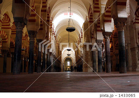 コルドバのイスラム教寺院メスキータの赤茶色と白の馬蹄型アーチ 1433065