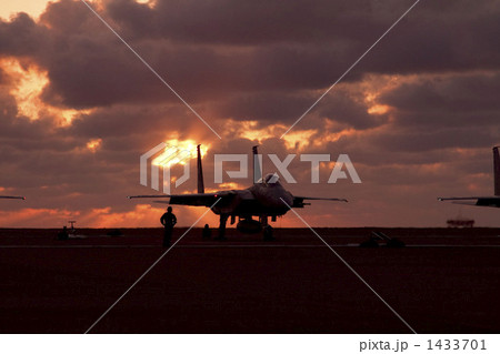 夕暮れの中の戦闘機その2 1433701