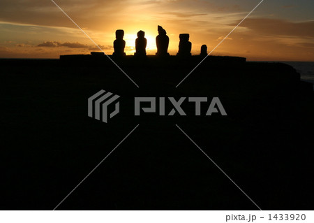 イースター島　夕焼けのシルエットに浮かぶモアイ像 1433920