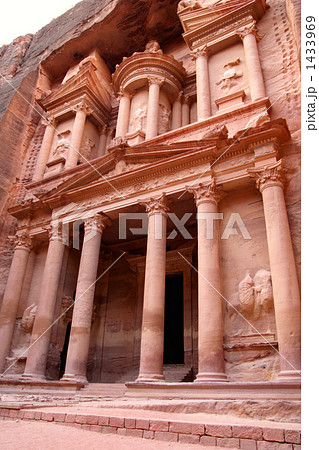 ヨルダン ペトラ遺跡のエル・ハズネ 1433969