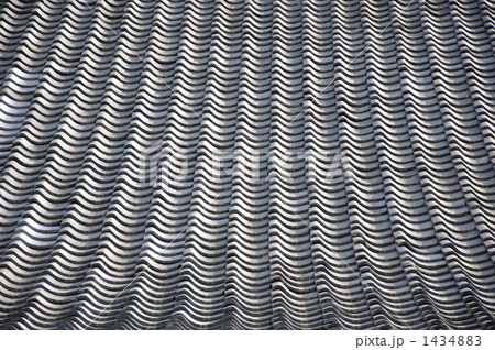 古刹の瓦屋根のアップ 1434883