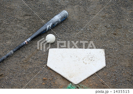 バット ホームベース 野球の写真素材