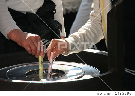 線香の点火 1435596