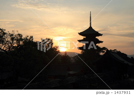 京都 東寺の五重塔 日の出の写真素材