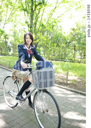 自転車通学の写真素材